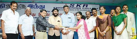 தேர்வு இனிது: படித்த பாடங்களைத் திரும்பத் திரும்ப எழுதிப் பாருங்கள்!﻿ - கடந்த ஆண்டு பிளஸ் 2 தேர்வில் சாதனை படைத்த மாணவிகள் அறிவுரை﻿