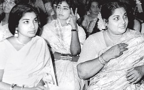 என்னருமை தோழி..! 28 - அம்மா என்றால் அன்பு!