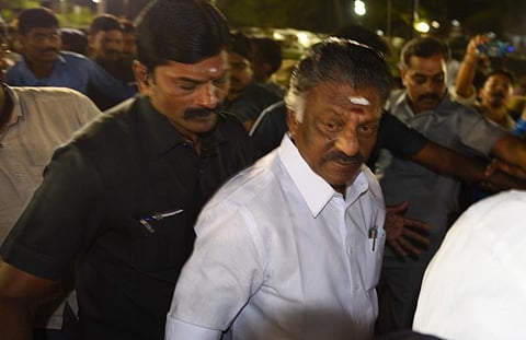 ஸ்டாலினிடம் சிரித்தது குற்றமாகாது: சசிகலாவுக்கு ஓபிஎஸ் பதில்