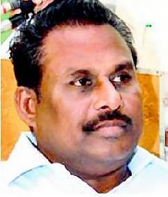 அதிமுக எம்எல்ஏக்கள் சட்டவிரோதமாக காவலில் வைக்கப்பட்டிருப்பதாக ஓபிஎஸ் ஆதரவாளர்கள் புகார்