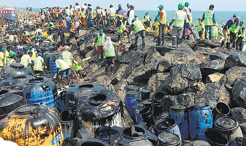 வெந்து தணியாத கடல்! - முழு கப்பல் எண்ணெயைச் சோற்றுக்குள் மறைக்க முயற்சி