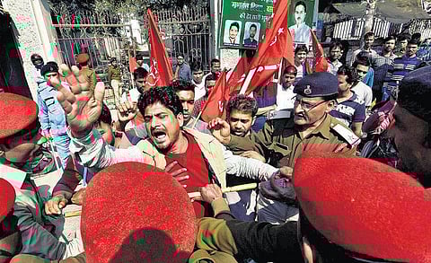 பிஹாரில் ‘கிரேட்-4’ பணி தேர்வில் முறைகேடு அம்பலம்