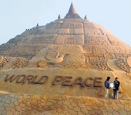 உலகின் மிகப்பெரிய மணல் கோட்டை﻿: சுதர்சன் பட்நாயக் கின்னஸ் சாதனை﻿﻿