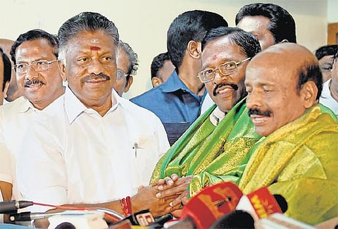 மக்களின் விருப்பப்படி எம்எல்ஏக்கள் செயல்பட வேண்டும்: ஓபிஎஸ்-ஐ சந்தித்த பிறகு பொன்னையன் வேண்டுகோள்