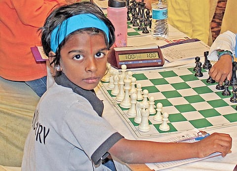 சதுரங்க வேட்டையாடும் சிறுமி!