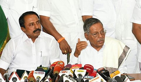 ஆட்சி அமைக்க ஆளுநர் அழைப்பார்: செங்கோட்டையன் நம்பிக்கை