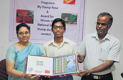 அஞ்சல்துறை ஓவியப் போட்டியில்﻿ தேசிய அளவில் முதலிடம் பெற்ற கோவை பள்ளி மாணவர்﻿: ‘அஞ்சல்தலை சேமிப்பு விளம்பரத் தூதுவராக்கத் திட்டம்’﻿