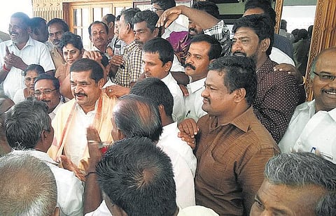 சிங்கம் அமர்ந்த இடத்தில் இவர்களா?﻿ - கேள்வி எழுப்பிய ஆறுக்குட்டி எம்.எல்.ஏ.﻿