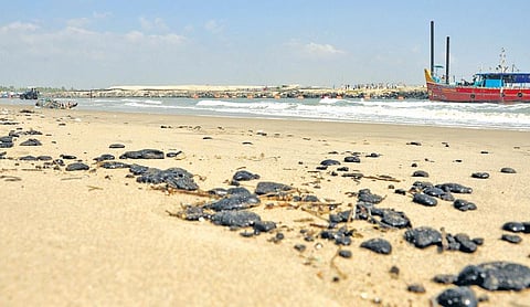 புதுச்சேரி கடற்கரையில் எண்ணெய் படலம்