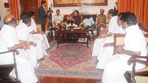 முதல்வராக எடப்பாடி பழனிசாமி நியமனம்: பெரும்பான்மையை நிரூபிக்க 15 நாட்களில் வாக்கெடுப்பு