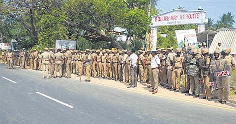 கூவத்தூருக்கு விசாரணைக்கு சென்ற எஸ்பிக்கு மிரட்டல்?﻿ - சமாதானம் செய்த ஐஜி﻿