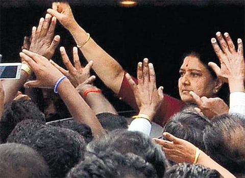 ‘துரோகங்களை வென்று காட்டுவேன்’: ஜெயலலிதா நினைவிடத்தில் அதிமுக பொதுச் செயலாளர் சசிகலா சபதம்