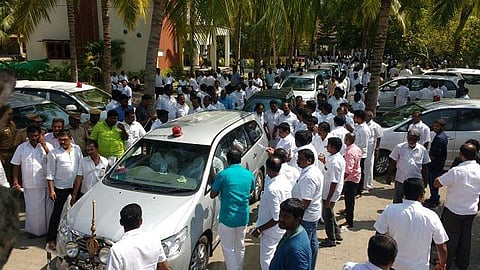 8 நாட்களுக்கு பிறகு கூவத்தூரில் இருந்து சென்னை வந்த அதிமுக எம்எல்ஏக்கள்