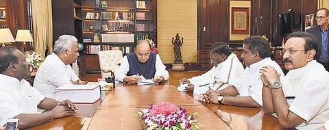 முதல்வர் நாராயணசாமி தலைமையில் அமைச்சர்கள் திடீர் டெல்லி பயணம்: மத்திய அமைச்சர்களுடன் சந்திப்பு