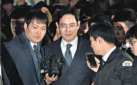 கொரியாவை உலுக்கிய ஊழல் வழக்கு: சாம்சங் நிறுவன தலைவர் கைது﻿