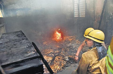 அண்ணா சாலை காதி பவனில் தீ விபத்து﻿: ரூ.1 லட்சம் மதிப்புள்ள பொருட்கள் சேதம்﻿