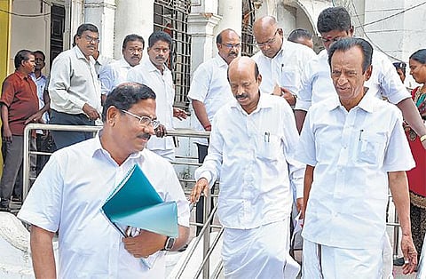 பேரவைத் தலைவர் தனபாலுடன் ஓபிஎஸ் ஆதரவு எம்எல்ஏக்கள் சந்திப்பு﻿: ரகசிய வாக்கெடுப்பு நடத்த கோரிக்கையா?﻿