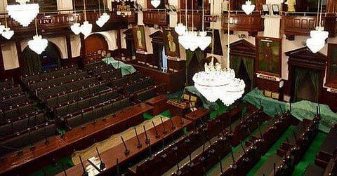 திமுகவினரை வெளியேற்ற முடியாமல் அவைக்காவலர்கள் திணறல்; அவை 3 மணி வரை ஒத்திவைப்பு