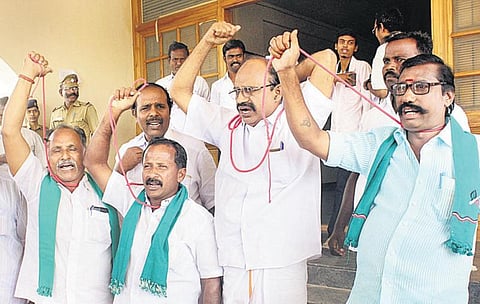 தஞ்சையில் நடைபெற்ற﻿﻿ குறைதீர் கூட்டத்திலிருந்து விவசாயிகள் வெளிநடப்பு﻿: சாக்குப்பை அணிந்து வந்ததுடன் தூக்குக் கயிறு மாட்டியபடி போராட்டம்