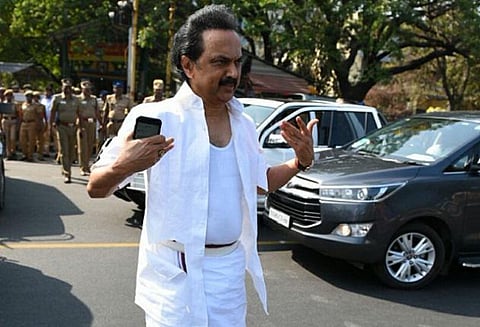 பேரவையில் மைக், நாற்காலி, மேஜைகள் உடைப்பு﻿﻿: திமுக எம்எல்ஏக்கள் குண்டுகட்டாக வெளியேற்றம்﻿