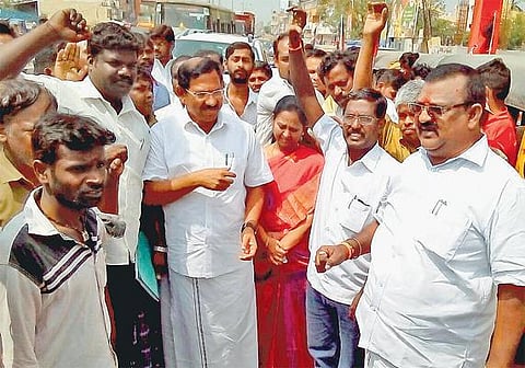 எடப்பாடி பழனிசாமிக்கு எதிராக வாக்களிப்பு: ஆவடி எம்எல்ஏவுக்கு பொதுமக்கள் வரவேற்பு