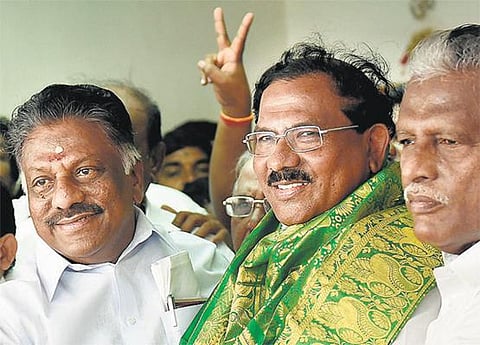 எதிர்ப்பு எம்எல்ஏ.க்களை அதிமுக தகுதியிழப்பு செய்ய முடியாதது ஏன்?