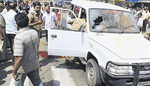 போலீஸ் வாகனத்தில் வந்த ரவுடி படுகொலை﻿: நீதிமன்றத்துக்கு அழைத்துச் செல்லப்பட்டபோது பயங்கரம்