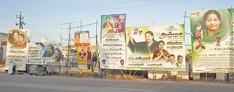 சசி படத்தை போடாமல் அதிமுக பேனர் வைத்தவர்கள் மீது வழக்கு: விழுப்புரத்தில் காவல்துறை பாரபட்சம்