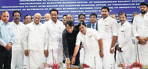 அடுத்த 3 ஆண்டுகளில் ரூ.8.5 லட்சம் கோடி முதலீடு: கோவை - பெங்களூரு இடையே விரைவு ரயில் - சென்னை விழாவில் மத்திய அமைச்சர் சுரேஷ் பிரபு அறிவிப்பு