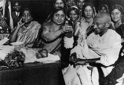 என்றும் காந்தி!- 24: மகளிர் தினத்தில் காந்தியையும் ஏன் நினைவுகூர வேண்டும்?