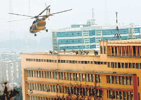 ஆப்கானிஸ்தானில் ராணுவ மருத்துவமனை மீதான தீவிரவாத தாக்குதலில் 30 பேர் பலி﻿: மருத்துவரைப் போல உடை அணிந்த தீவிரவாதிகள் வெறிச்செயல்﻿