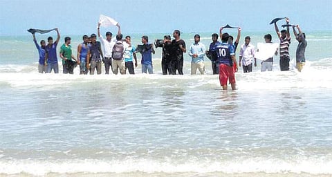 5 மாவட்ட நாட்டுப் படகு மீனவர்கள் வேலைநிறுத்தம்: கடலில் இறங்கி இளைஞர்கள் போராட்டம்﻿