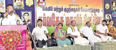 அரசின் அனைத்து திட்டங்களிலும் பெண்களுக்கு சம உரிமை கிடைக்கச் செய்வோம்: மகளிர் தினவிழாவில் முதல்வர் நாராயணசாமி உறுதி