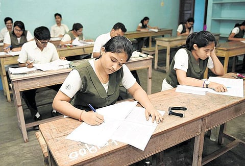 சிபிஎஸ்இ 10, 12-ம் வகுப்பு தேர்வு தொடங்கியது: சென்னை மண்டலத்தில் 2 லட்சம் மாணவர்கள் தேர்வெழுதினர்