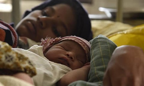 சம்பளத்துடன் கூடிய மகப்பேறு விடுமுறை 26 வாரங்களாக உயர்வு