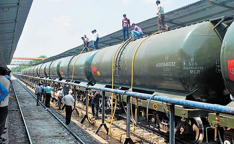 சென்னையில் குடிநீர் பிரச்சினையை சமாளிக்க﻿ ரயில் டேங்கர்கள் மூலம் குடிநீர் கொண்டுவரப்படுமா?﻿ - தமிழக அரசு முன்கூட்டியே திட்டமிட சமூக ஆர்வலர்கள் வலியுறுத்தல்﻿