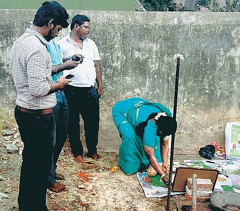 தி இந்து செய்தி எதிரொலி: மீஞ்சூர் அருகே மேலூரில் ஆதிதிராவிடர் நலப் பள்ளி கட்டும் பணி தொடக்கம்﻿