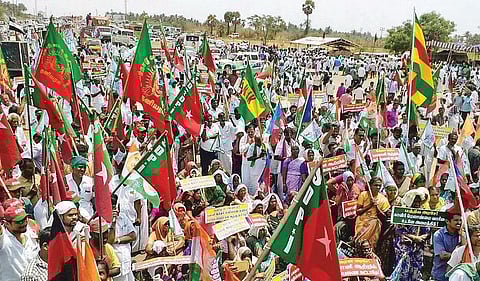 பவானி ஆற்றில் தடுப்பணை கட்டுவதை கண்டித்து﻿ தமிழக - கேரள எல்லையில் சாலை மறியல்﻿: 30-க்கும் மேற்பட்ட அமைப்புகள் பங்கேற்பு﻿