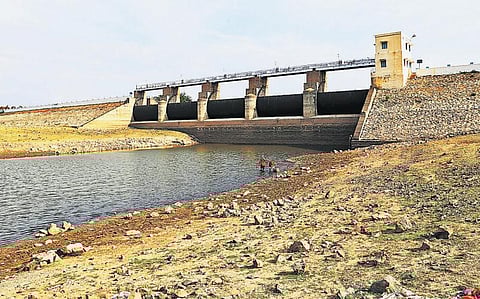 வறண்டு வரும் பாம்பாறு அணை; குடிநீர், விவசாயம் பாதிக்கும் அபாயம்﻿ - 22 அடி தண்ணீர் 2 அடியாக குறைந்த அவலம்﻿