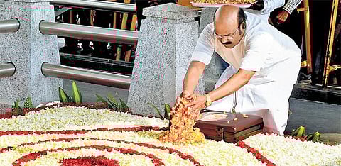 ஜெ. நினைவிடத்தில் பட்ஜெட்டை வைத்த விவகாரம்﻿: அமைச்சர் ஜெயக்குமார் மீது நடவடிக்கை - ஸ்டாலின் உள்ளிட்டோர் வலியுறுத்தல்﻿﻿