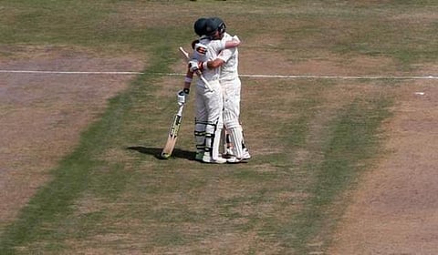 சுவர் போல் நின்ற ஸ்மித் 178*; மேக்ஸ்வெல் சதம்: ஆஸ்திரேலியா 451 ரன்கள் குவிப்பு