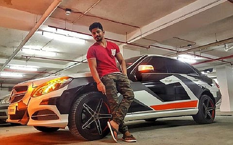 சென்னை பட்டினப்பாக்கத்தில் மரத்தில் மோதி சொகுசு கார் தீப்பிடித்தது﻿: பிரபல கார் பந்தய வீரர், மனைவியுடன் பரிதாப பலி﻿