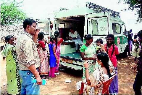 `தி இந்து’ செய்தி எதிரொலி: மர்ம காய்ச்சல் பரவிய கிராமத்தில் மருத்துவ முகாம்﻿