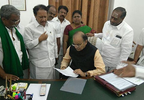 இரு மத்திய அமைச்சர்களுடன் தமிழக விவசாயிகள் சந்திப்பு: போராட்டம் தொடருவதாக அறிவிப்பு