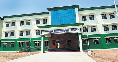 அடிப்படை வசதி இல்லாமல் அல்லல்படும் ஆர்.கே. நகர் அரசு கல்லூரி மாணவர்கள்﻿: 2 ஆண்டுகளாக மாநகராட்சி பள்ளி வகுப்பறையில் படிக்கும் பரிதாபம்﻿