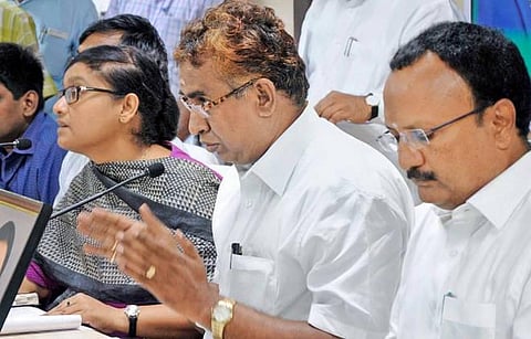 போர்க்கால அடிப்படையில் வறட்சி நிவாரணப் பணிகள்: குடிநீர் பற்றாக்குறையை அரசு திறமையாக கையாள்கிறது- உள்ளாட்சித் துறை அமைச்சர் எஸ்.பி.வேலுமணி விளக்கம்