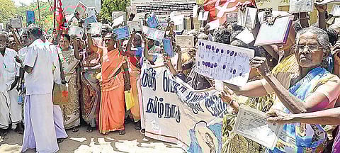 6 மாதங்களாக ஊதியம் இல்லாததால் பொருட்களை அடகு வைக்கும் அவலம்: ஊரக வேலை உறுதித்திட்ட தொழிலாளர்கள் முறையீடு