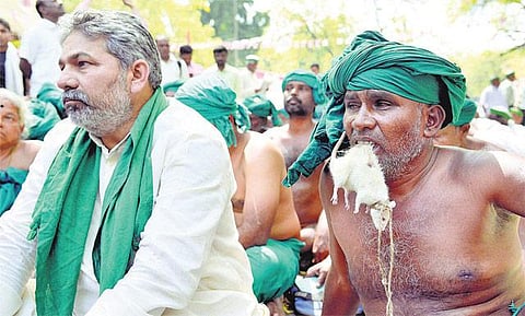 டெல்லியில் தமிழக விவசாயிகள் எலிக்கறி உண்ணும் போராட்டம்