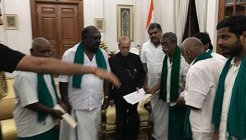 டெல்லியில் தொடரும் தமிழக விவசாயிகள் போராட்டம்: குடியரசு தலைவர், மூன்று மத்திய அமைச்சர்களிடம் மனு