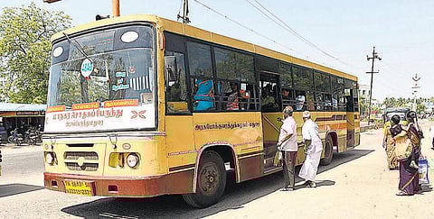 பஸ் நிலையம் இல்லாத திருப்பரங்குன்றம்﻿: சாலையில் கொளுத்தும் வெயிலில் வாடும் மக்கள்﻿